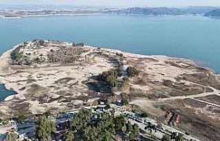 Adana’da yıkım yapılan Amerikan Adası girişi...