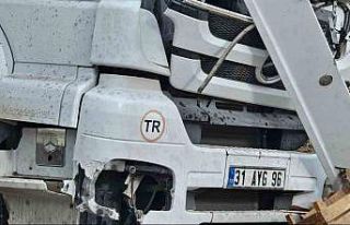 Adilcevaz’da tavuk eti yüklü tır kaza yaptı:...