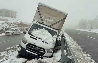 Ağaçlar devrildi yol kapandı, araçlar kayıp kaza...