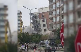 Ağır hasarlı bina yıkım sırasında korna sesiyle...