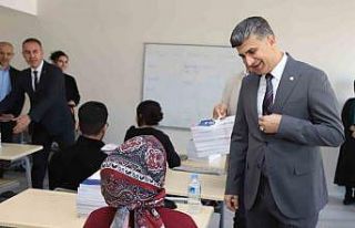 Akdeniz Belediyesinden gençlere kaynak kitap desteği