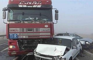 Aksaray’da 5 araçlı zincirleme ’sis’ kazası:...