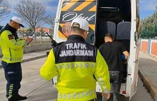 Aksaray’da trafik jandarması okul servislerini...