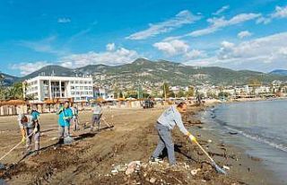 Alanya’da yağışın izleri silinmeye çalışılıyor