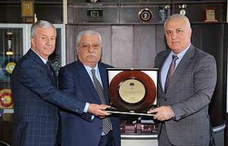 Alanya’nın vergi rekortmenlerine plaket