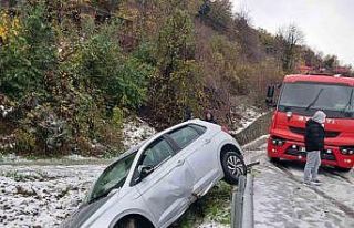 Alaplı’da otomobil yoldan çıktı