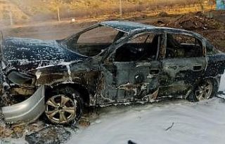 Alev alev yanan otomobil hurdaya döndü