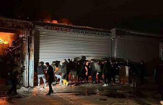 Alevlere teslim olan iş yerlerindeki araçları kurtarmak...