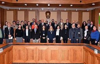 Anadolu Üniversitesi Edebiyat Fakültesinde 6 bölüm...