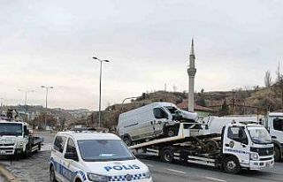 Ankara’da hafif ticari araç ile otomobil çarpıştı:...