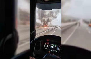 Ankara’da seyir halindeki otomobil alev aldı