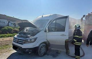 Antakya’da seyir halindeki minibüste korkutan yangın