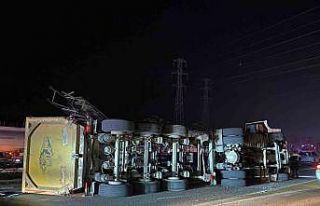 Antalya’da EDS direğine çarpan tır devrildi:...