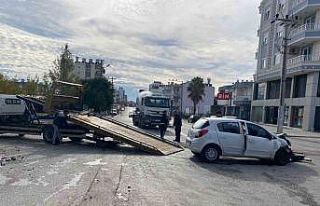 Antalya’da hafif ticari araç ile otomobil kavşakta...