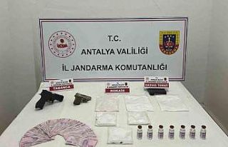 Antalya’da jandarmadan 3 eve uyuşturucu baskını