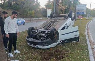 Antalya’da refüje çarpıp ters dönen araçtan...