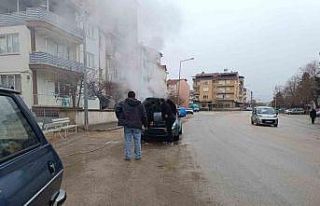 Araç yangınını vatandaşlar söndürdü