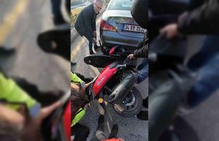 Aracın altında sıkışan motosiklet böyle çıkarıldı