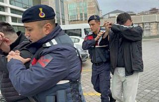 Araçlarında uyuşturucuyla yakalanan 2 kişi tutuklandı