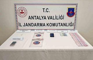 Araçta yapılan aramada 1 kilo 185 gram metamfetamin...