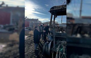 Ardahan’da korkutan yangın: Traktör, ot balyaları...