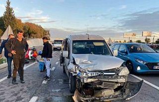 Arızalanan park halindeki otomobile hafif ticari...