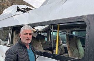 Artvin’de üzerlerine kaya yağan minibüs şoför...