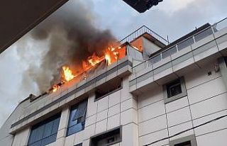 Ataşehir’de otel yangını: Çatı katı alevlere...