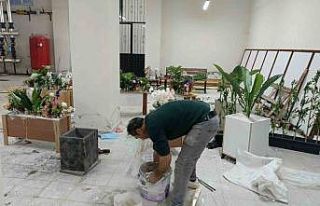 Atık malzemelerle okulu süslüyor