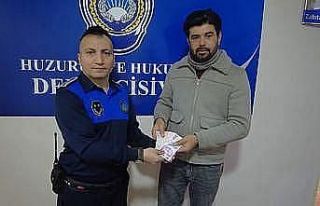 ATM’de unutulan 5 bin TL sahibine teslim edildi