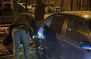 Aynı otoparktaki 5 otomobilin lastiğini kestiler