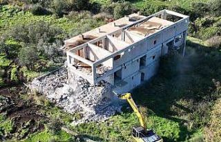 Ayvacık’ta 66 kaçak yapı yıkıldı