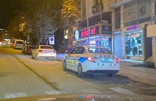 Bacağına saplanan bıçağı çıkartıp karşısındaki...