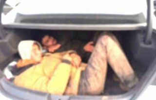 Bagajına 2 kişiyi sığdırdığı otomobilde 8...