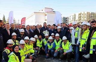 Bakan Kurum: "Son tuğlalarımızı koyuyor,...