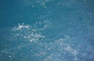 Balat sahilinde olta atan balıkçılar deniz yüzeyinde...