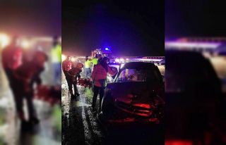 Bariyere vurup savrulan araca çarptı: 4 yaralı