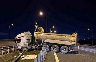 Başakşehir’de hafriyat kamyonu bariyere girdi:...