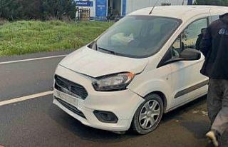 Başıboş köpeğe çarpan aracın sürücüsü yaraladı