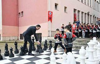 Başiskele’de ilkokul bahçesine satranç sahası...