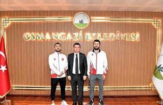 Başkan Aydın tarihi başarı yakalayan kardeşleri...