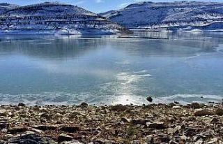 Bayburt’ta gölet buz tuttu, soğuk hava etkisini...