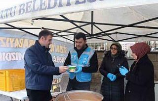 Belediyeden pazarcılara çorba ikramı