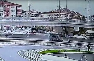 Beton bariyere çarpan otomobil devrilip sürüklendi,...