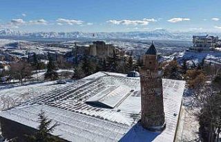 Beyaz gelinliğini giyen Harput havadan görüntülendi