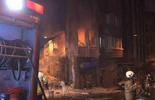Beyoğlu’nda 4 katlı binada yangın çıktı: Bina...