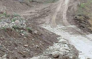 Beypazarı-Adaören yolu heyelan nedeniyle trafiğe...