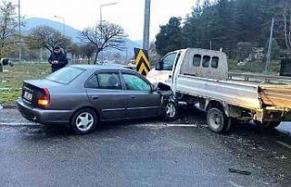 Bilecik’te otomobil ile kamyonet çarpıştı: 5...