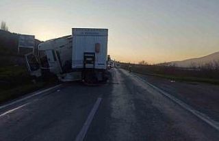 Bilecik’te tır kontrolden çıktı: 1 yaralı