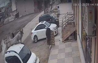 Bina önünden malzemeleri izinsiz alan şahıslar...